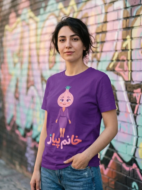 مدل دختر با تیشرت طرح خانم پیاز (مدل مینیمال و ترند)